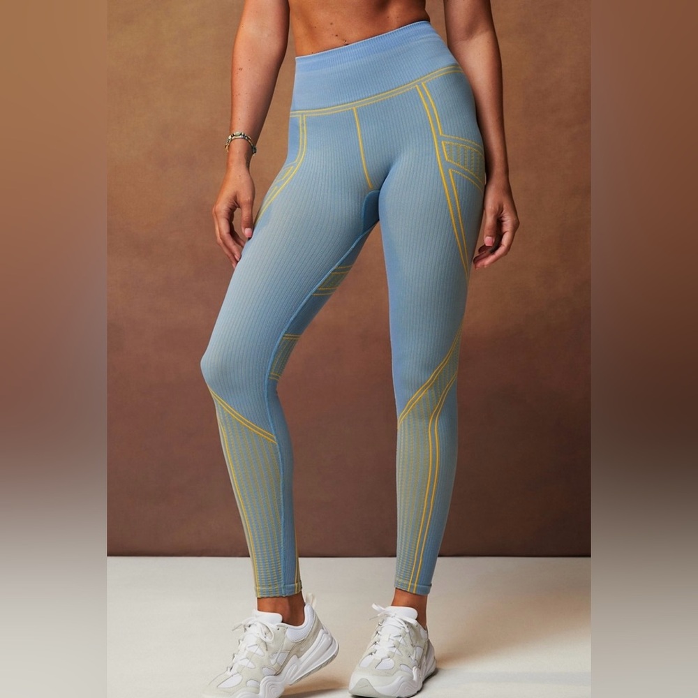 NWT • Fabletics • Seamless High-Waisted Compressive
Legging • - Picture 2 of 3